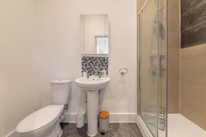 Buồng tắm vòi sen, khăn tắm 
