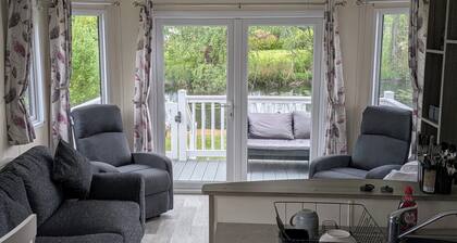 Static Caravan 2 Bed Sleeps 6 Overlooking Water