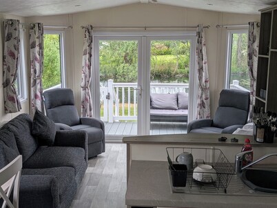 Static Caravan 2 Bed Sleeps 6 Overlooking Water