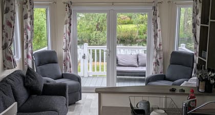 Static Caravan 2 Bed Sleeps 6 Overlooking Water