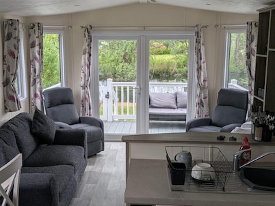 Static Caravan 2 Bed Sleeps 6 Overlooking Water