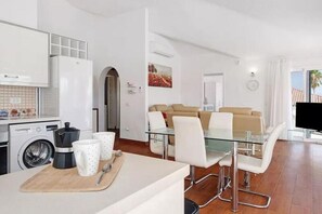 Interior - 3 Bed Villa, Sleeps 5 Heated Pool, Sea View (San Miguel de Abona)