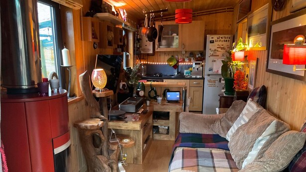 Een gezellige woonkamer met een bank, een salontafel en een open haard.