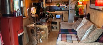 The Summerhouse, Cabin - Sleeps 2 - Breakfast Provided