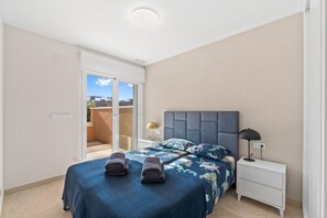 Room - Apartment '2' with Shared Pool, Private Terrace and Wi-Fi (Pilar de la Horadada)