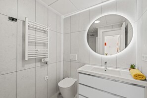 Bathroom - Apartment '2' with Shared Pool, Private Terrace and Wi-Fi (Pilar de la Horadada)