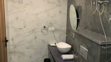 Deluxe Room | Bathroom