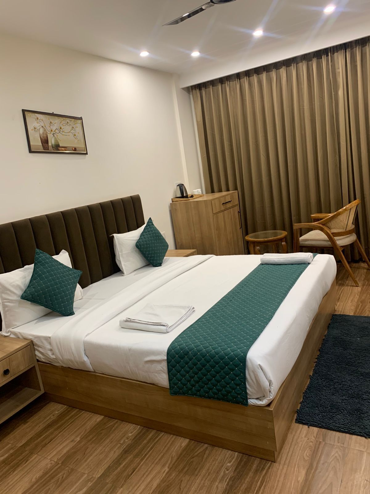 Habitación Deluxe | Espacio para trabajar con un portátil y ropa de cama