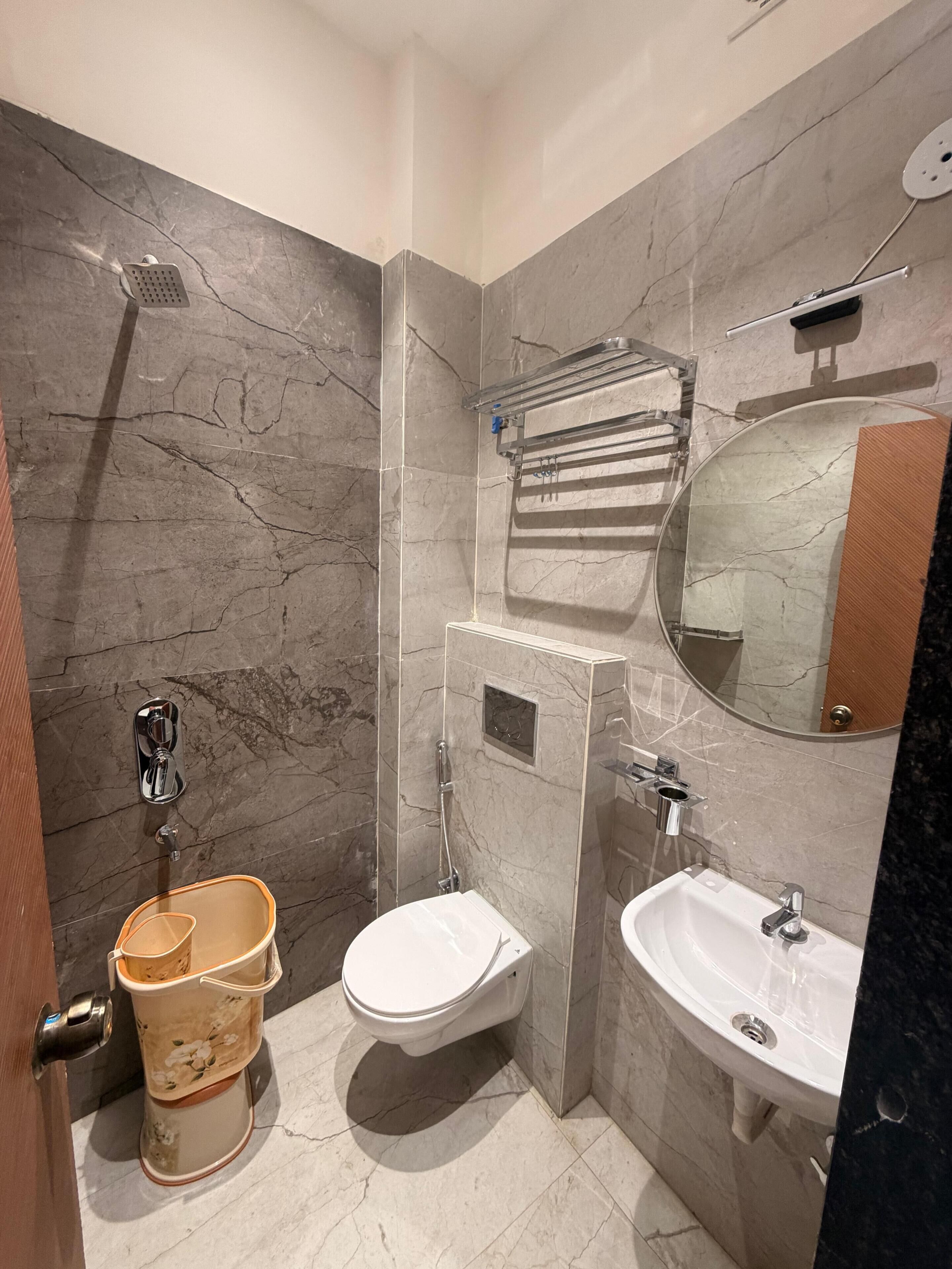 Un baño moderno con ducha, inodoro y lavamanos.