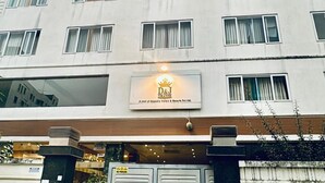 Ein mehrstöckiges Gebäude mit einem Schild für das 'D&J Hotel'.