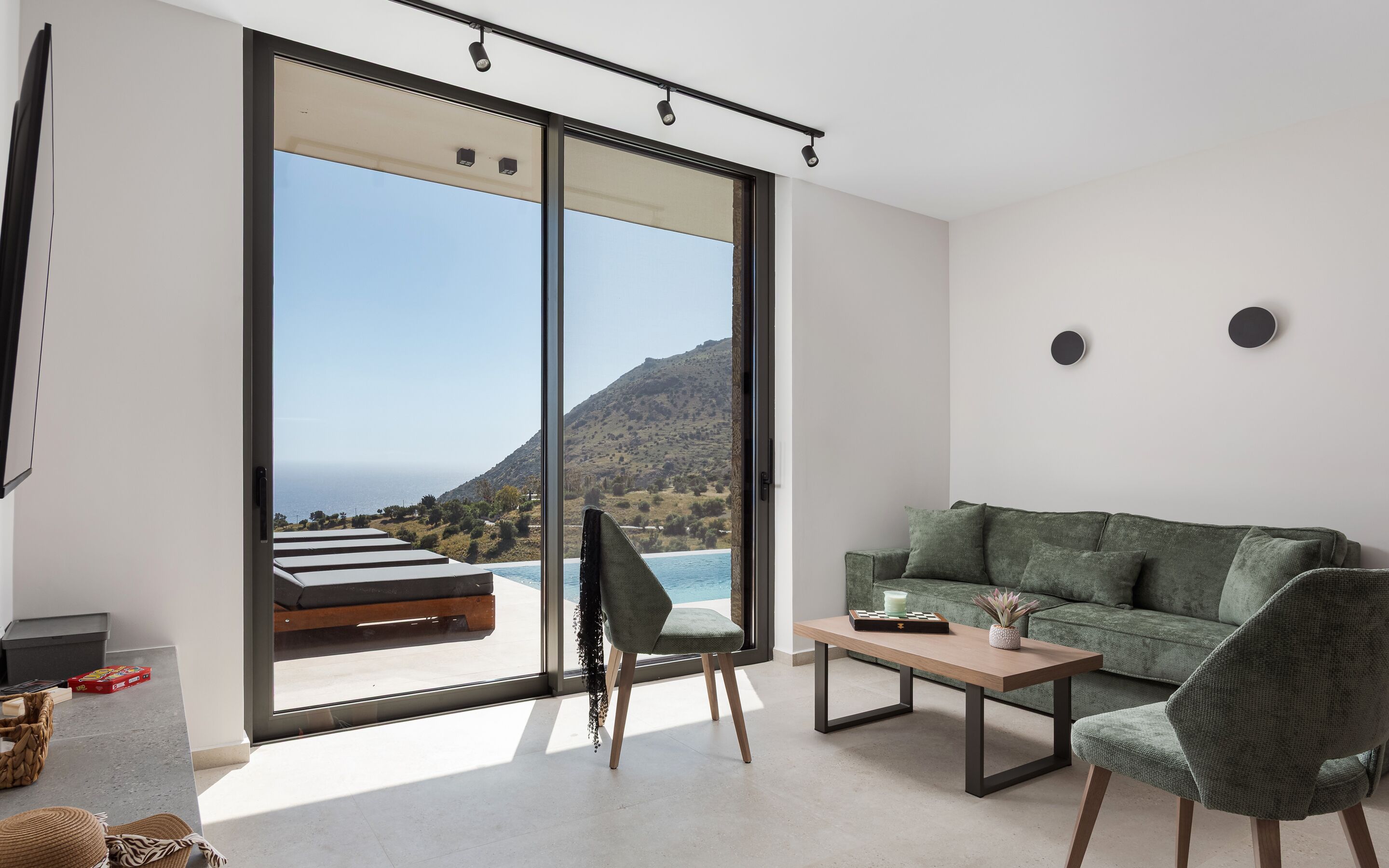 Deluxe villa, patio, uitzicht op zee | Woonruimte | Een 40-inch flatscreentelevisie met kabelzenders