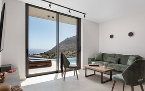 Deluxe villa, patio, uitzicht op zee | Woonruimte | Een 40-inch flatscreentelevisie met kabelzenders
