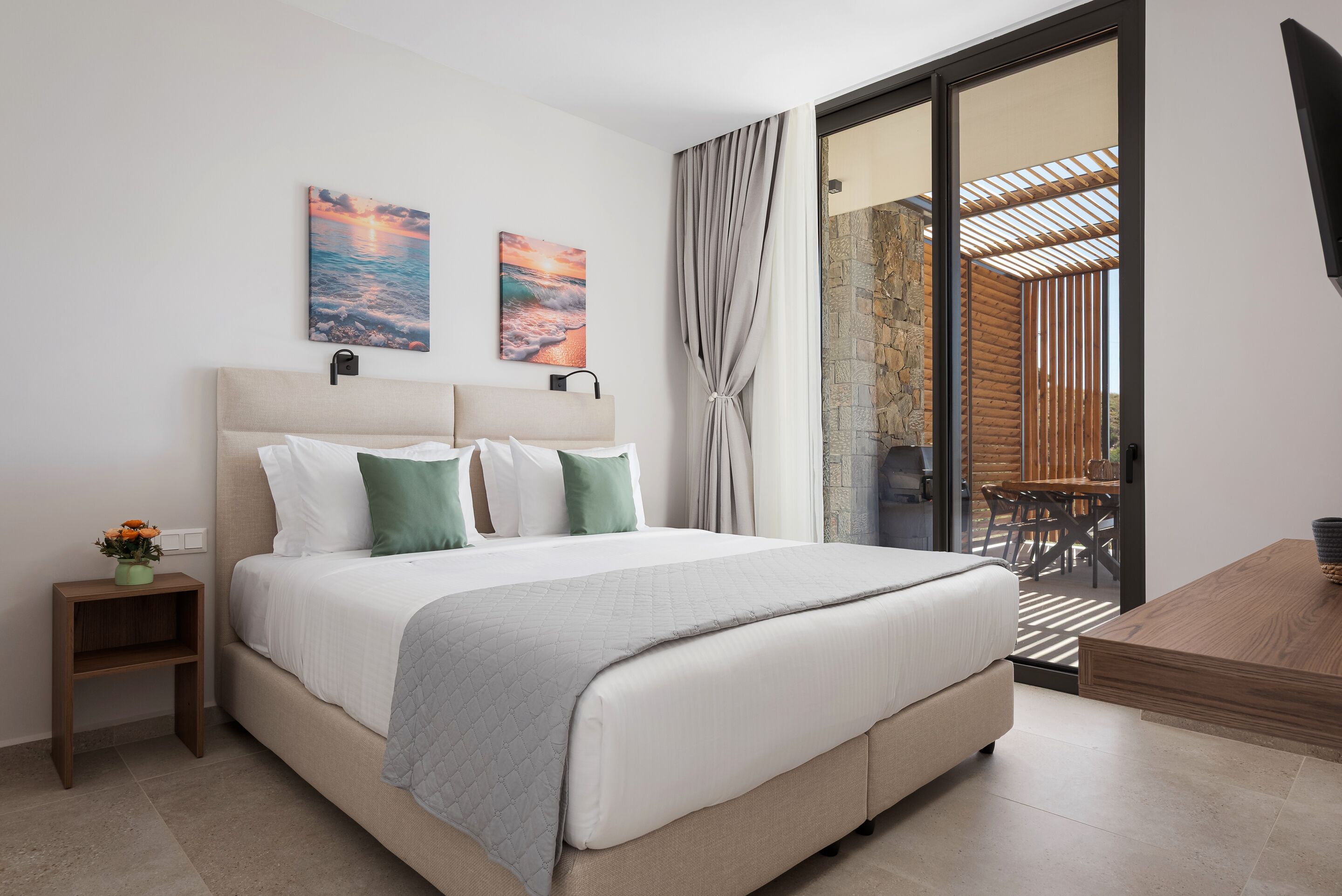 Villa Sunrise with Sea View | Meja, seterika/papan seterika, katil bayi mudah alih, Wi-fi percuma 