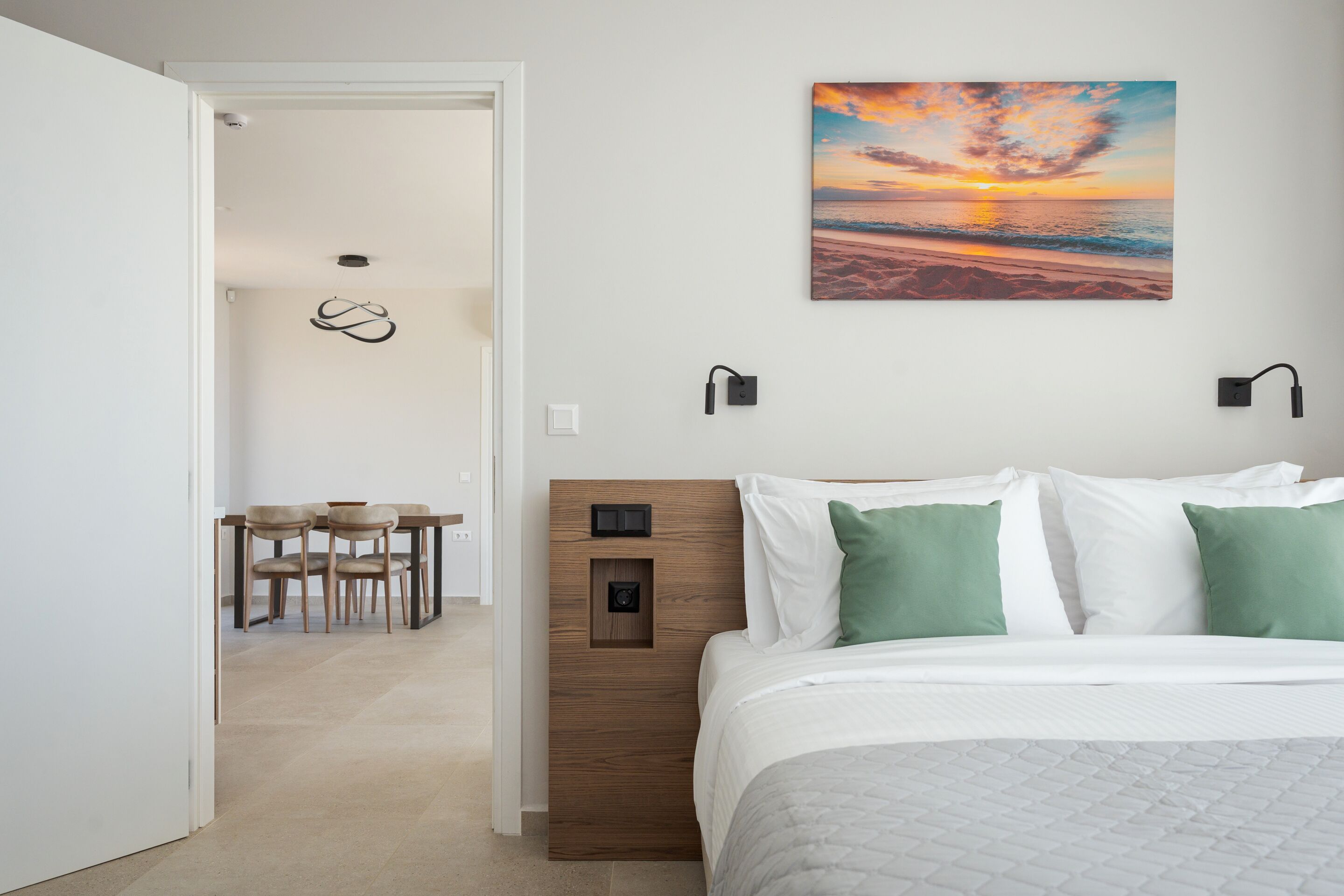 Villa Sunrise with Sea View | Meja, seterika/papan seterika, katil bayi mudah alih, Wi-fi percuma 
