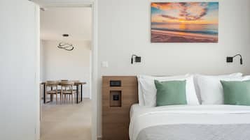 Villa Sunrise with Sea View | Meja, seterika/papan seterika, katil bayi mudah alih, Wi-fi percuma