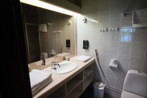 Classic Double Room, Lake View | Bathroom | Shower, free toiletries, hair dryer, towels - Herttua Hotelli (Savonlinna)