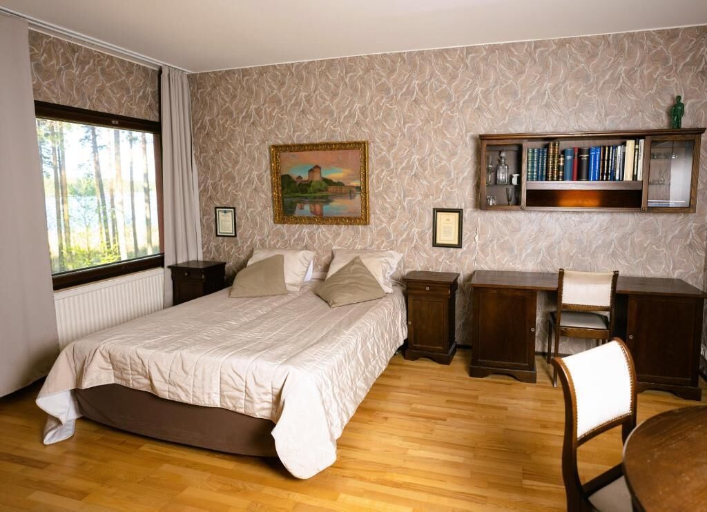 Classic Suite, Partial Lake View | Desk, free rollaway beds, bed sheets