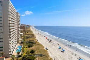 Ein Strandhotel mit Pool, Zugang zum Strand und Blick auf den Ozean.