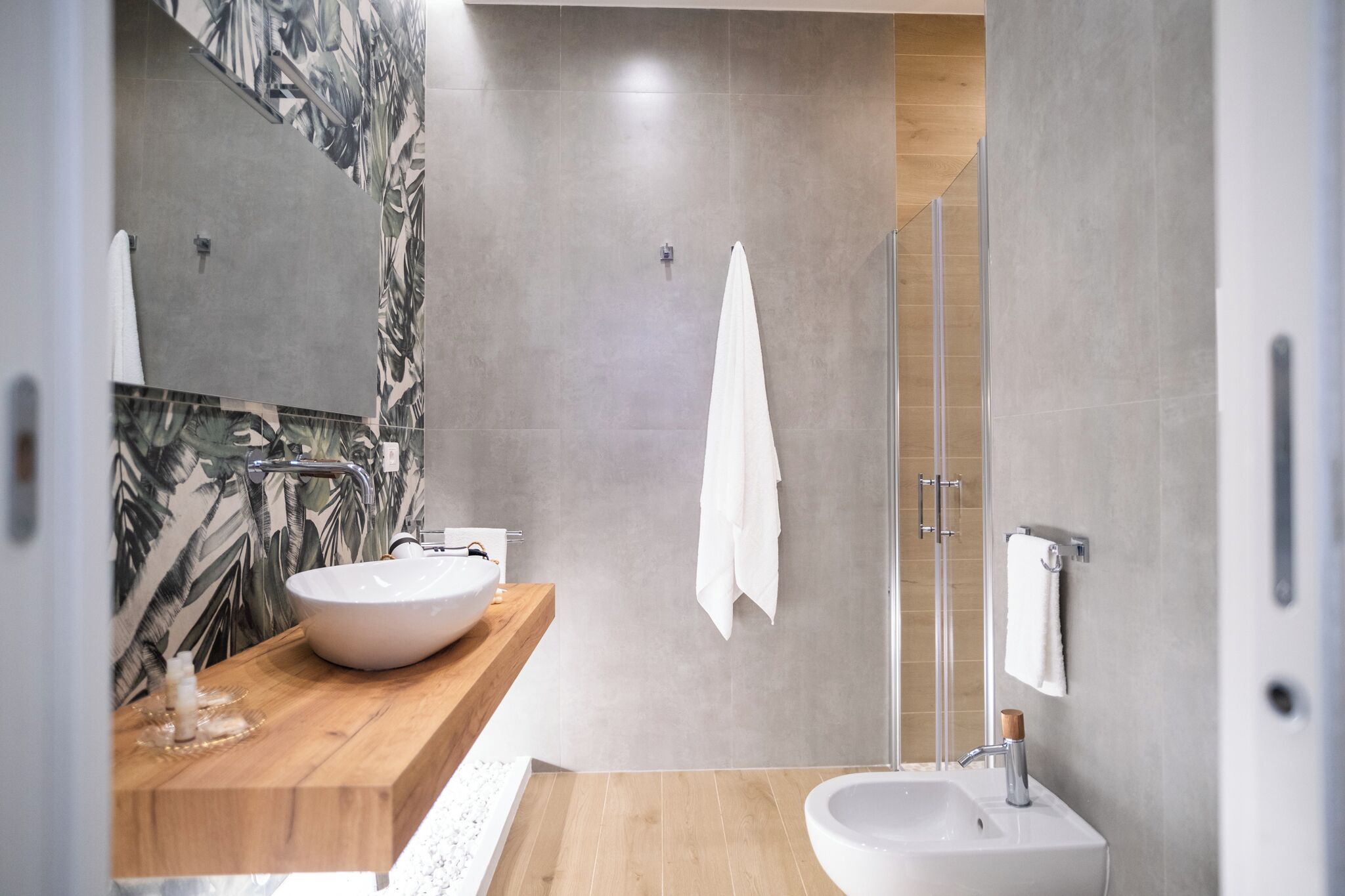 Regadera, secadora de cabello, bidet, toallas 