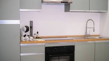 Fridge, oven, stovetop, coffee/tea maker