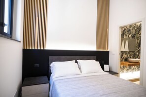 Tabla de planchar con plancha, wifi gratis, ropa de cama