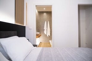 Tabla de planchar con plancha, wifi gratis y ropa de cama