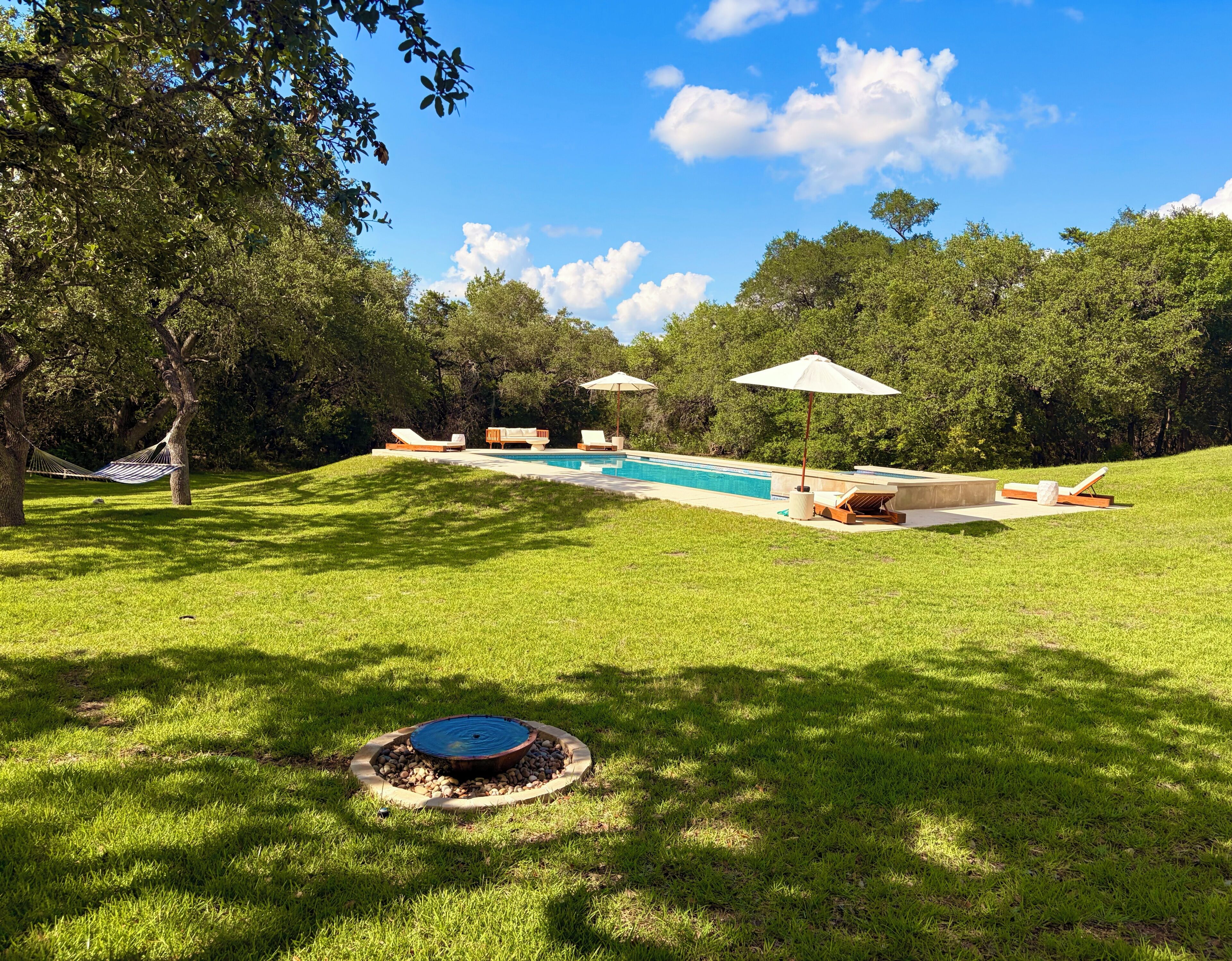 Piscina externa, guarda-sóis, espreguiçadeiras