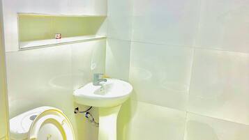 Standard Double Room | Bilik Mandi | Selipar