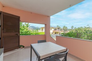 Outdoor dining - Private Luxury Room in Central San Teodoro with Private Terrace, Garden, and Air Conditioning (San Teodoro)
