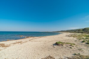 Beach nearby - Private Luxury Room in Central San Teodoro with Private Terrace, Garden, and Air Conditioning (San Teodoro)