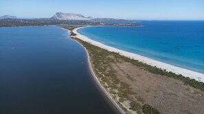 Beach nearby - Private Luxury Room in Central San Teodoro with Private Terrace, Garden, and Air Conditioning (San Teodoro)