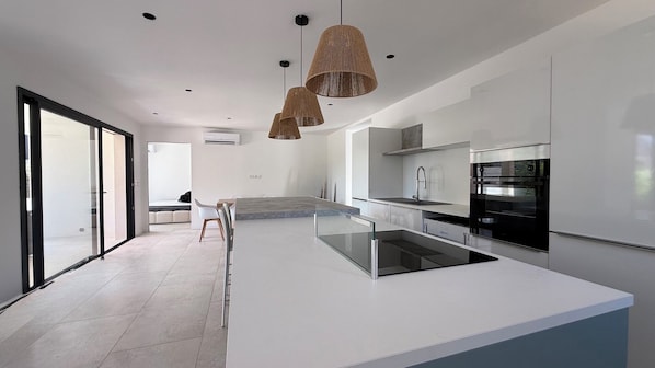 Private kitchen - Magnificent luxury detached villa T4 private pool (Santa-Lucia-di-Moriani)