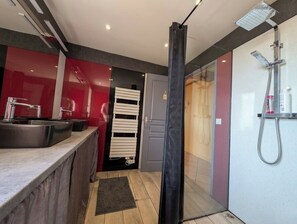 Een haardroger, handdoeken, toiletpapier