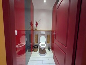 Hair dryer, towels, toilet paper - Vrbo Property (Saint-Géraud-de-Corps)