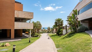 Un sendero que lleva a un edificio moderno con vista al mar.