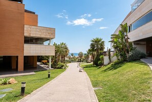 Een pad dat leidt naar een modern gebouw met uitzicht op zee.