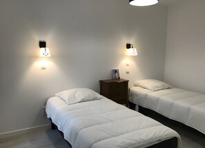 Iron/ironing board, WiFi, bed sheets, wheelchair access - Cozy Holiday Home for 4 with Private Terrace, Garden & Wi-Fi (Saint-Pierre-d'Oléron)