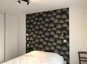Iron/ironing board, WiFi, bed sheets, wheelchair access