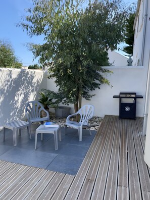 Terrace/patio - Cozy Holiday Home for 4 with Private Terrace, Garden & Wi-Fi (Saint-Pierre-d'Oléron)