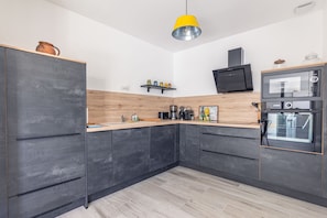 Wasserkocher mit Kaffee-/Teezubehör, Kühlschrank, Mikrowelle, Ofen