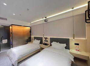 Escritorio, espacio para trabajar con laptop y cortinas blackout 