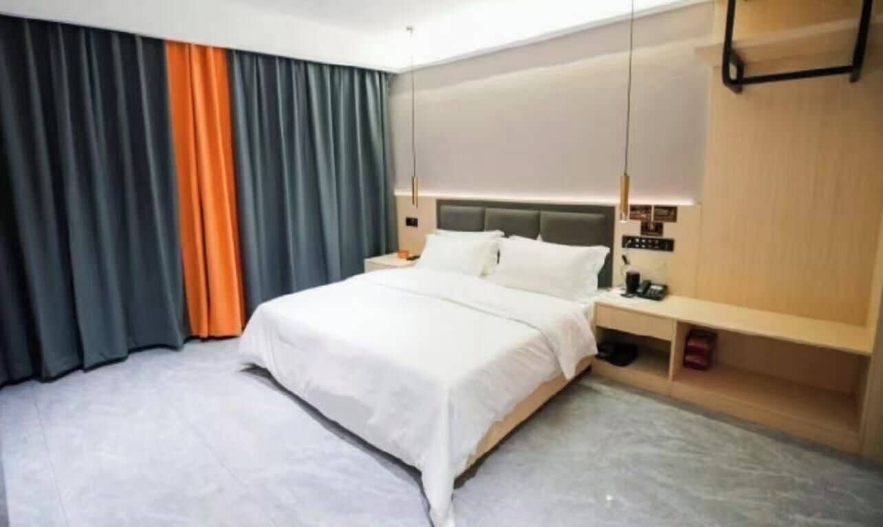 Escritorio, espacio para trabajar con laptop y cortinas blackout 