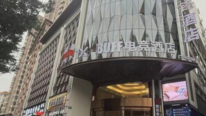 Un hotel con fachada moderna, ventanas amplias y una entrada destacada.
