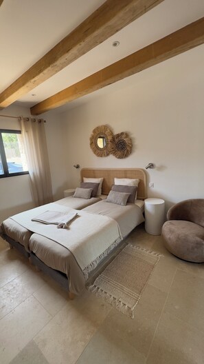 Iron/ironing board, Internet, bed sheets - Vrbo Property (Figari)