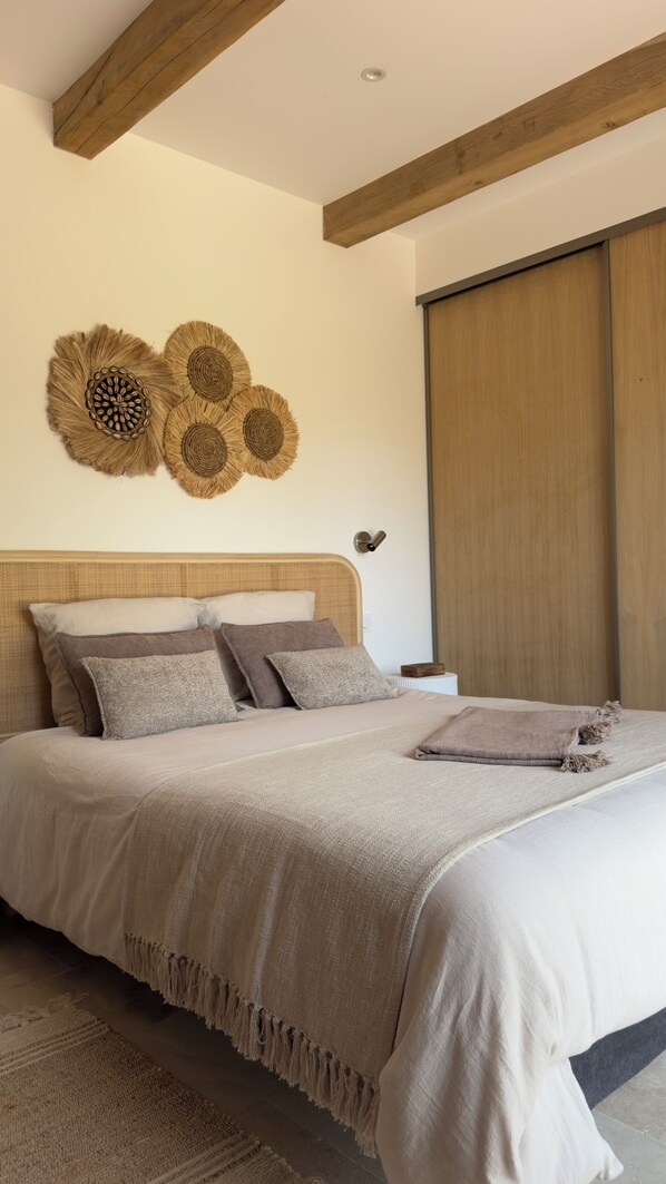 Iron/ironing board, internet, bed sheets - Vrbo Property (Figari)