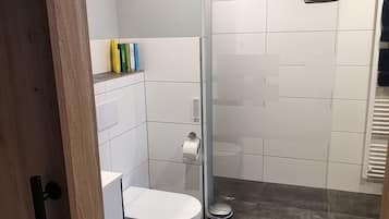 Chuveiro, secador de cabelo, toalhas de banho