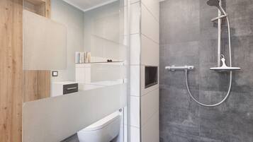 Dusche, Haartrockner, Handtücher