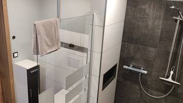 Dusche, Haartrockner, Handtücher