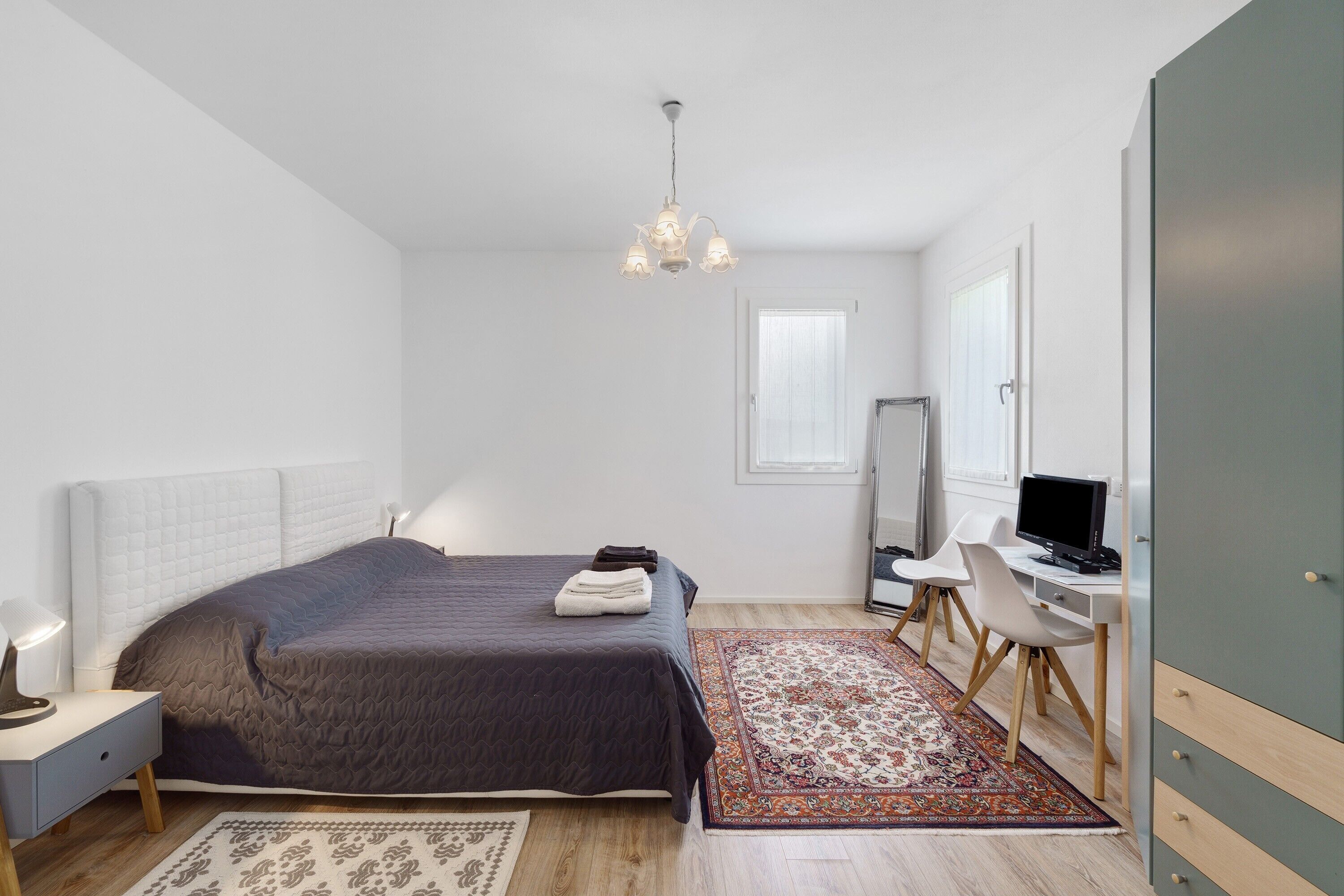 WiFi, bed sheets