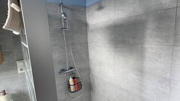 Haartrockner, Handtücher, Seife, Toilettenpapier